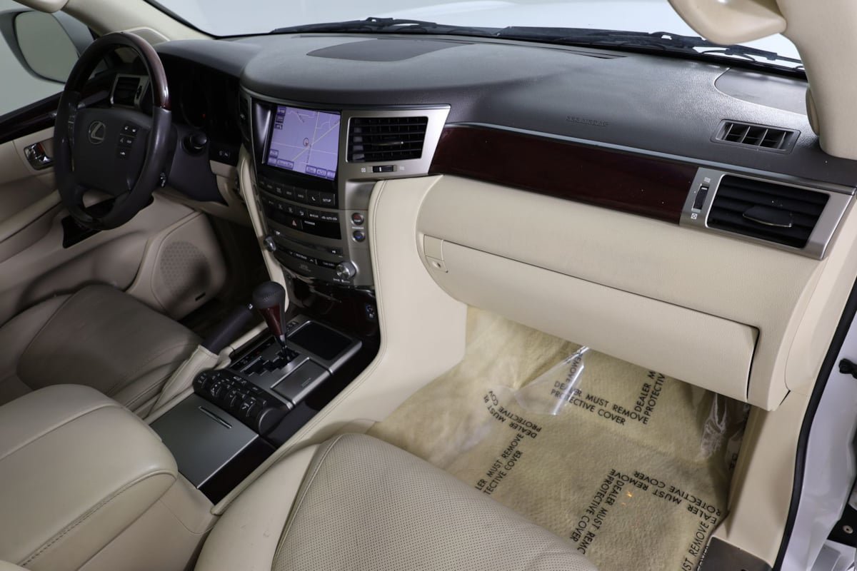 Used 2013 Lexus LX 570 4WD w/ Luxury Pkg w/Pre-crash image 40