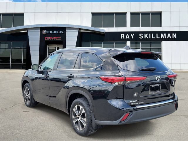 Used 2023 Toyota Highlander XLE AWD/4WD image 4