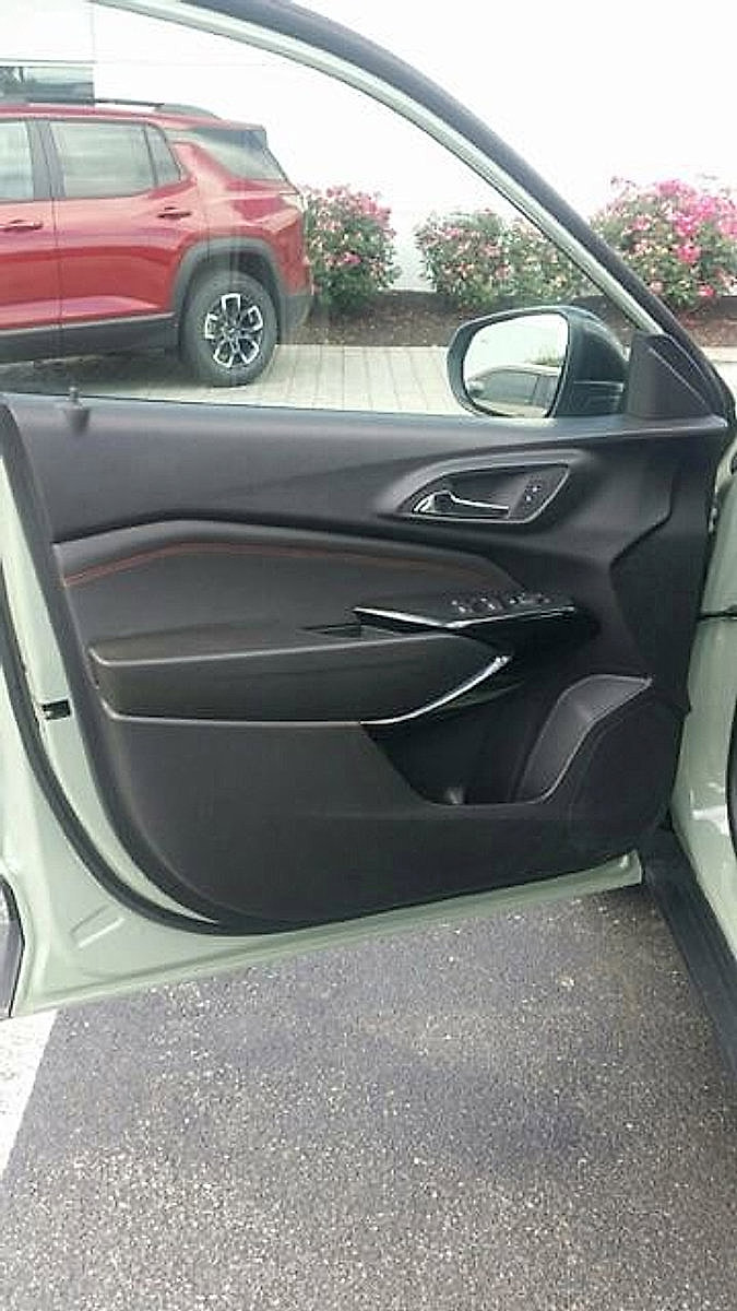 Used 2024 Chevrolet Trax RS w/ Driver Confidence Package FWD image 16