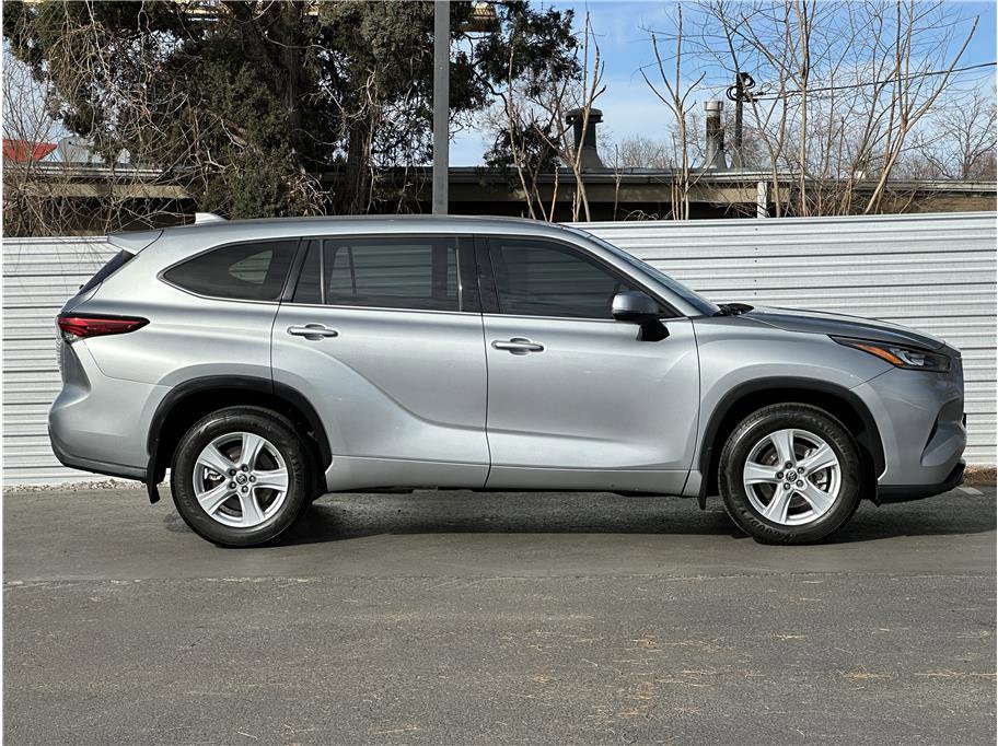 Used 2020 Toyota Highlander LE image 9