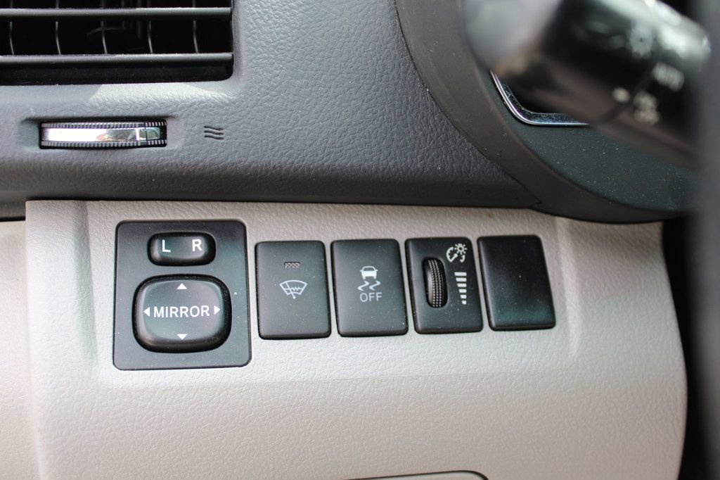Used 2013 Toyota Highlander Plus w/ Cold Weather Pkg image 32