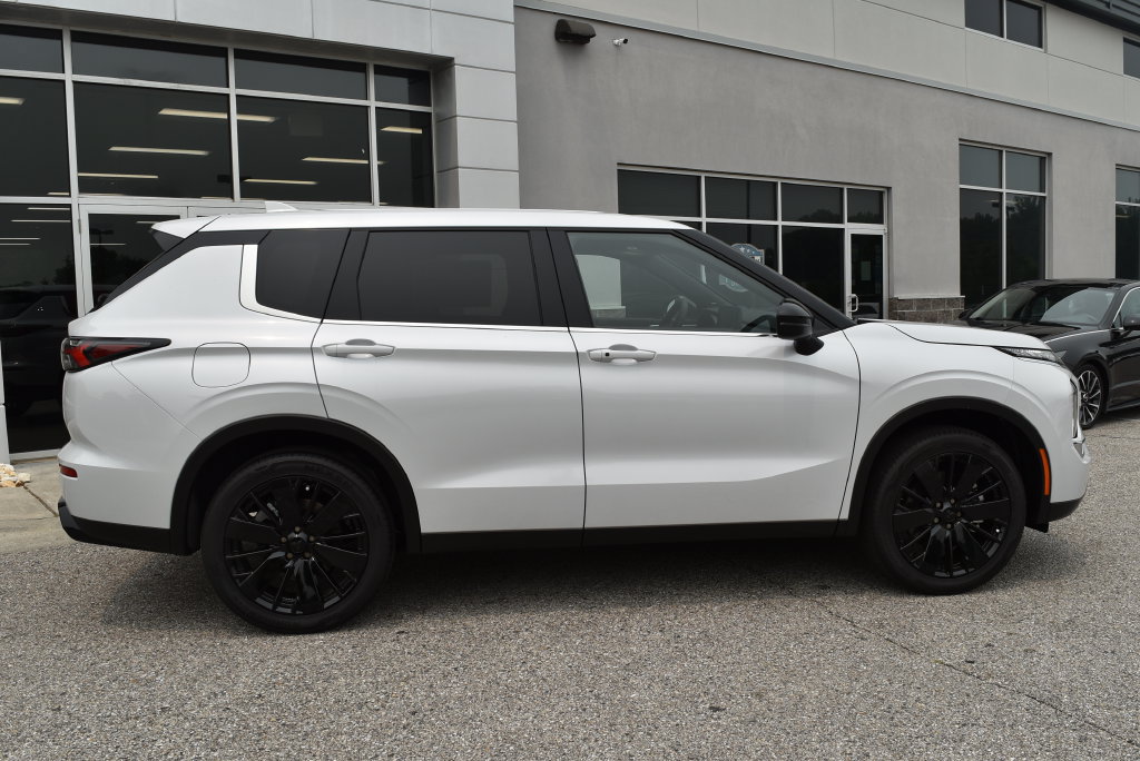 New 2026 Mitsubishi Outlander LE AWD/4WD image 2