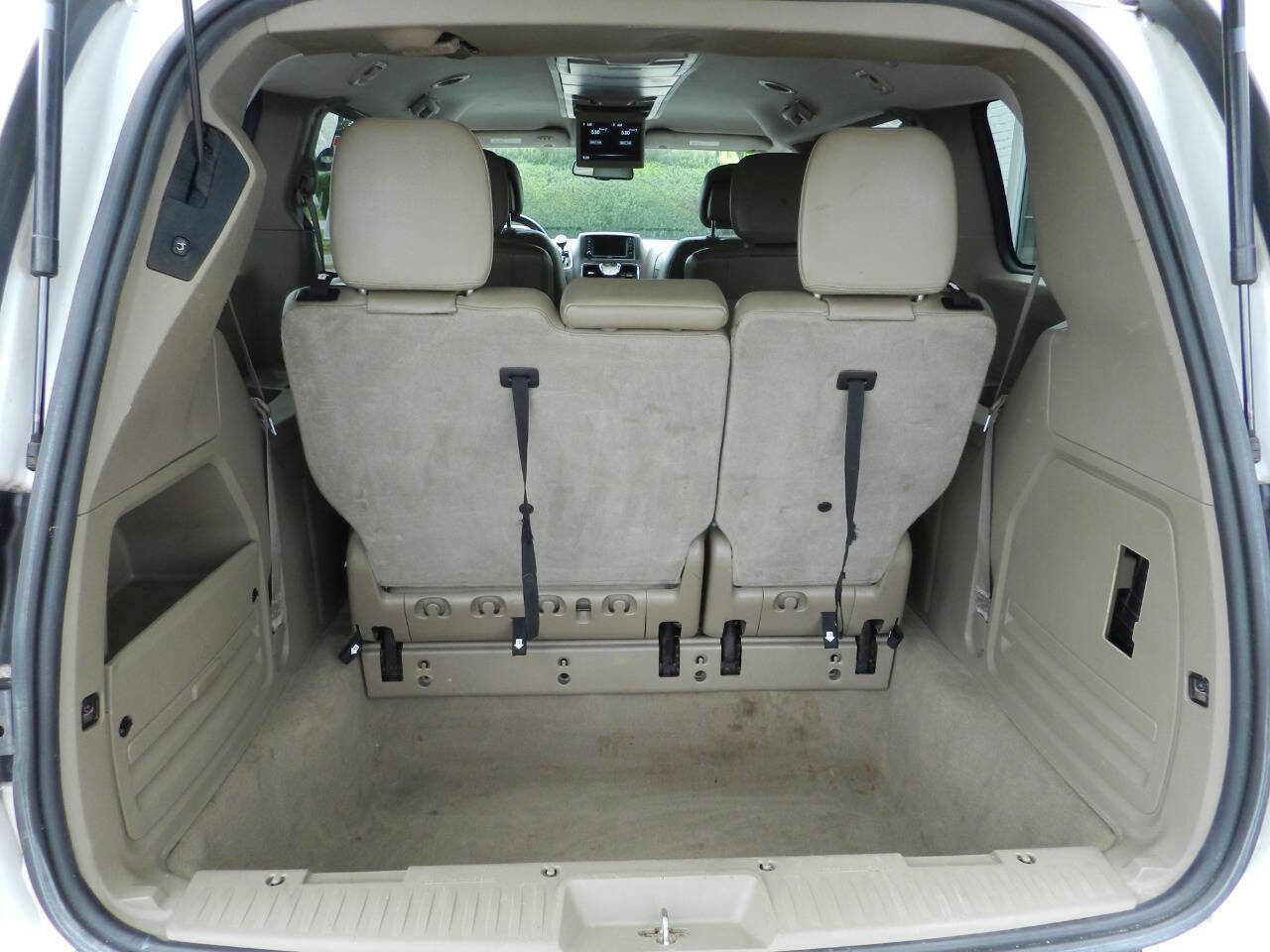 Used 2014 Chrysler Town & Country Touring FWD image 18