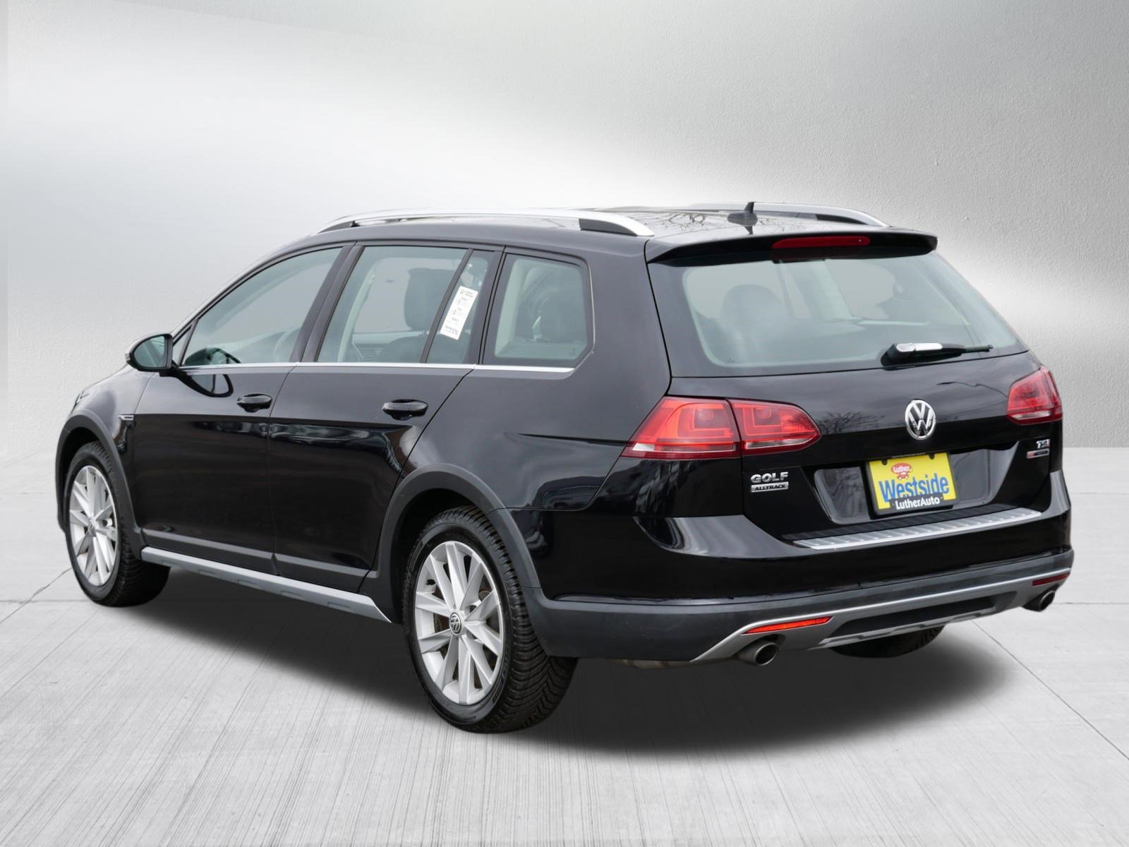 Used 2017 Volkswagen Golf Alltrack S image 5