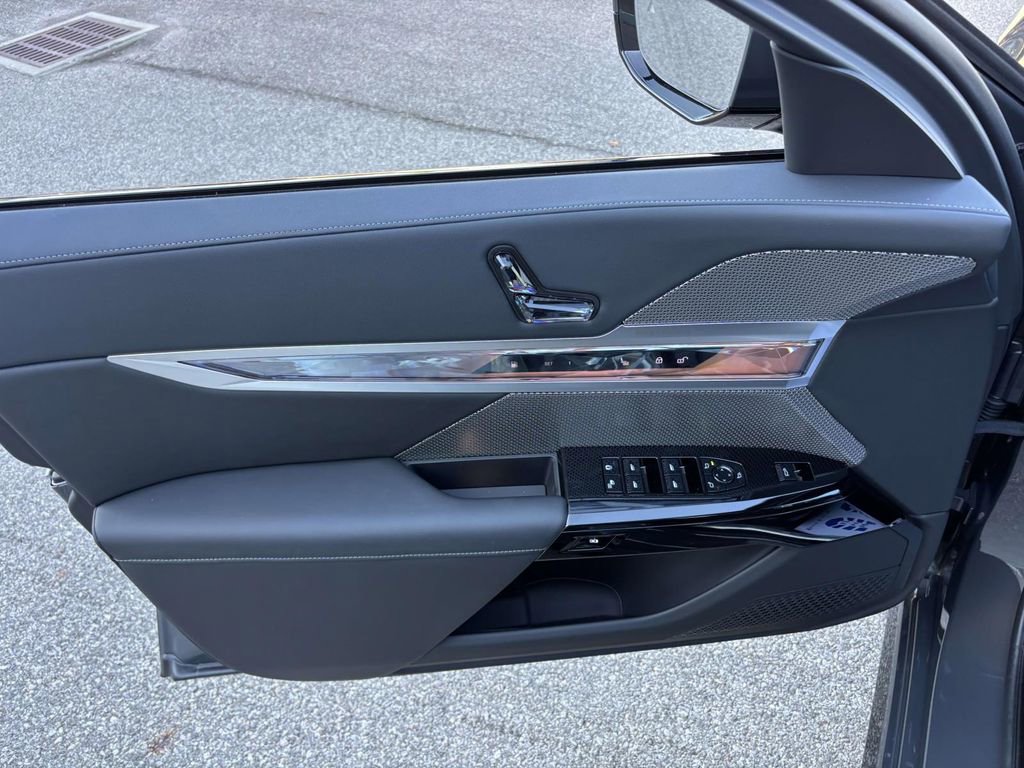 New 2026 BMW 750e xDrive w/ Executive Package image 11