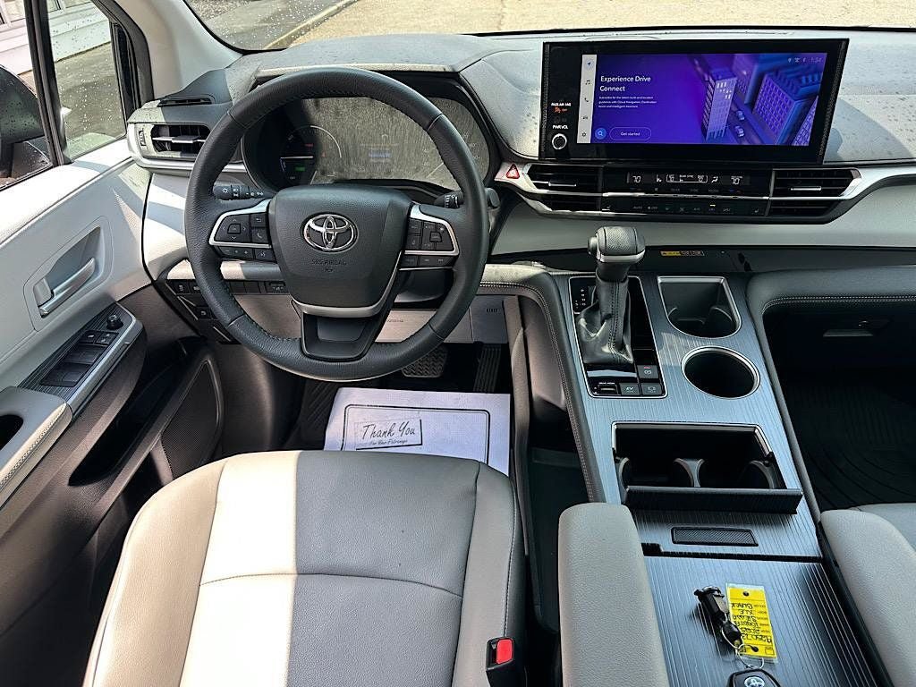 Certified 2025 Toyota Sienna XLE FWD image 19