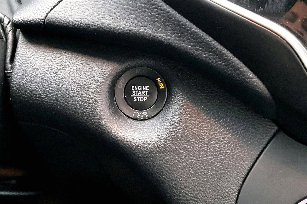 Used 2020 Jeep Cherokee Limited image 25