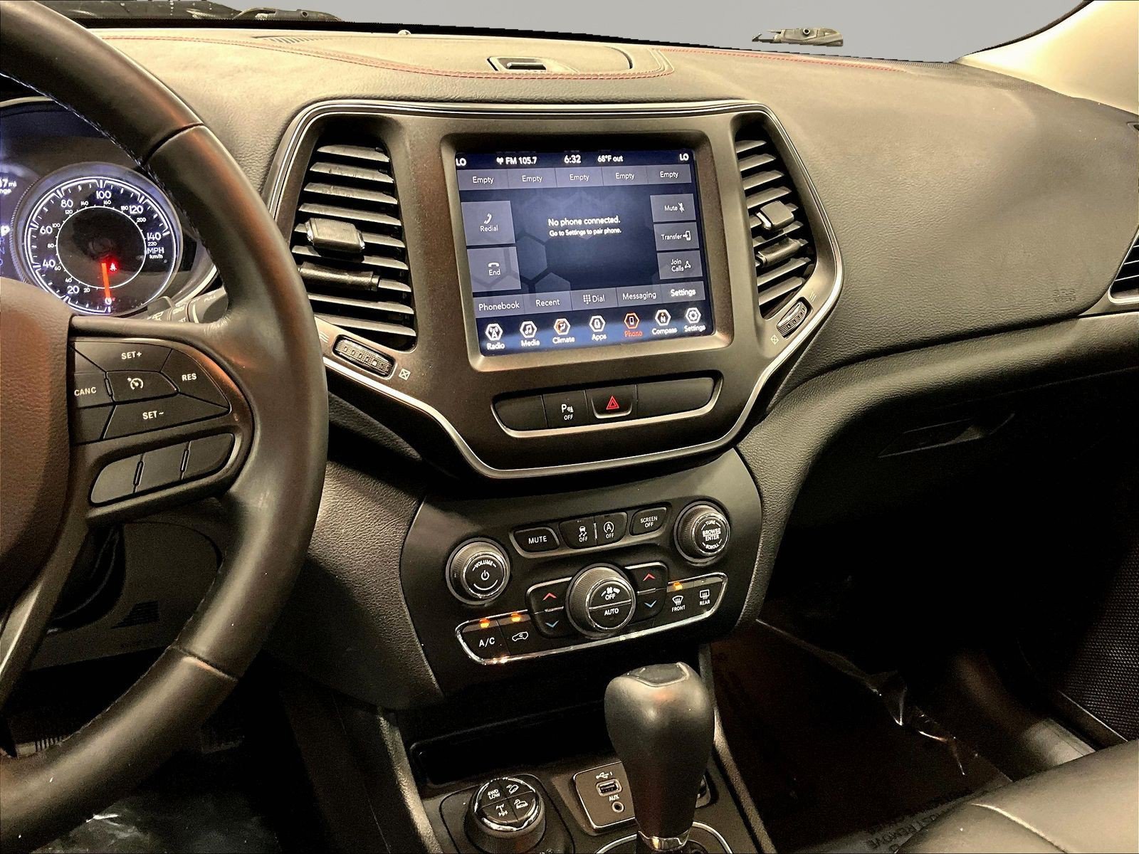 Used 2019 Jeep Cherokee Trailhawk AWD/4WD image 9