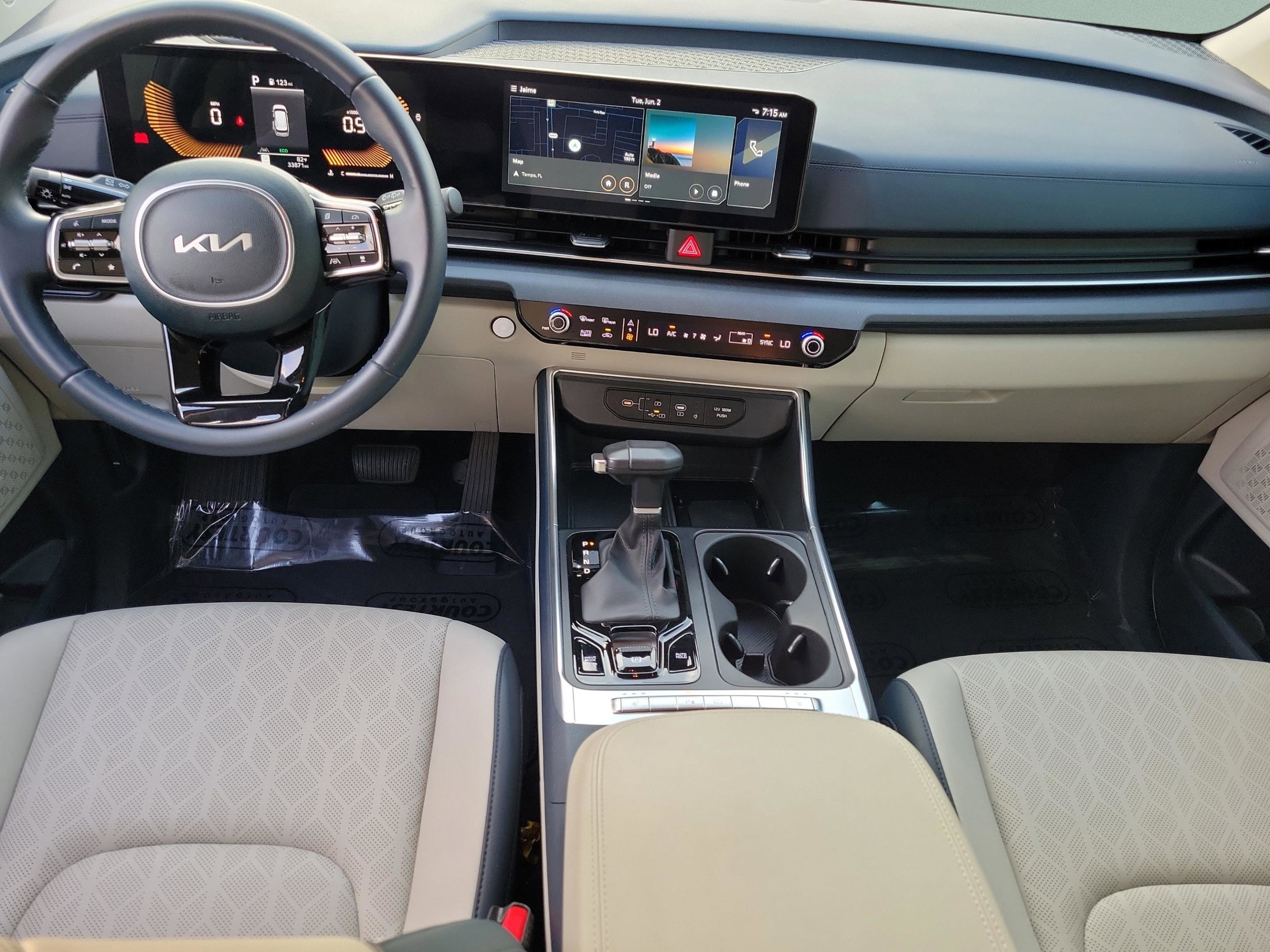 Used 2026 Kia Carnival EX FWD image 10
