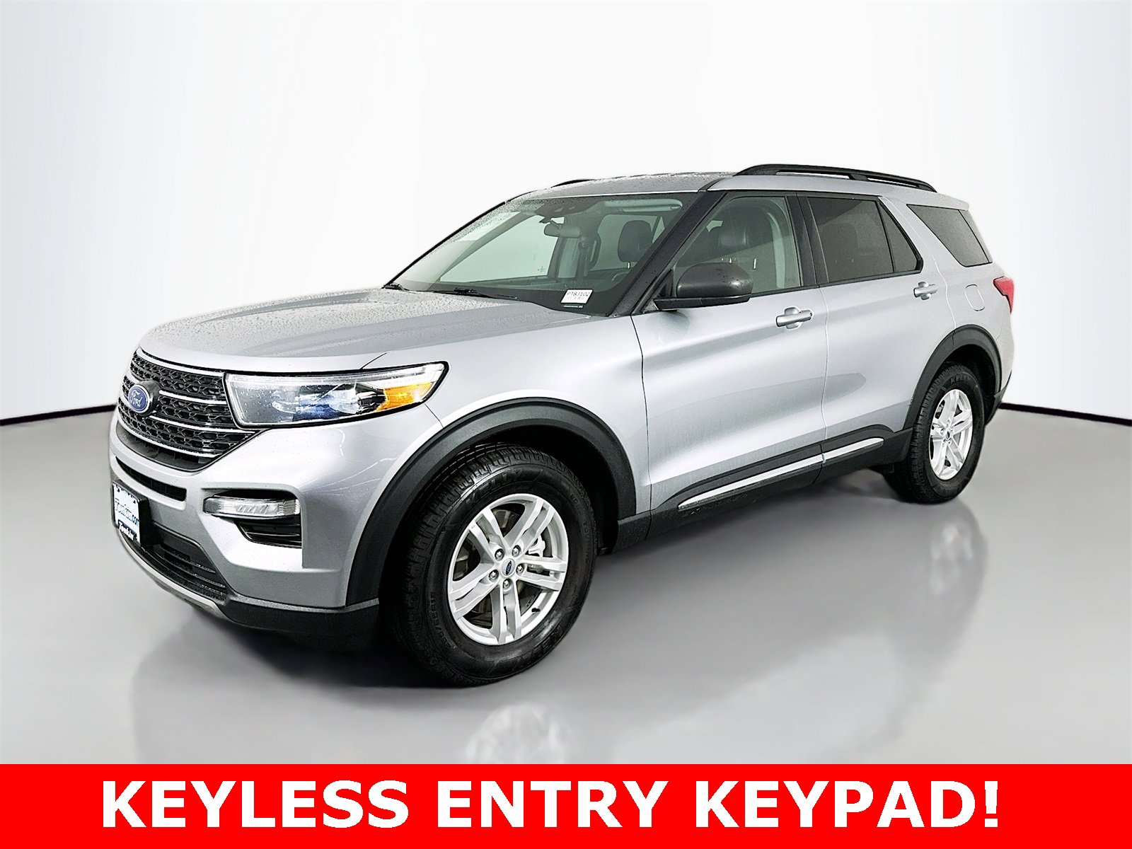 Used 2023 Ford Explorer XLT w/ Equipment Group 202A image 3