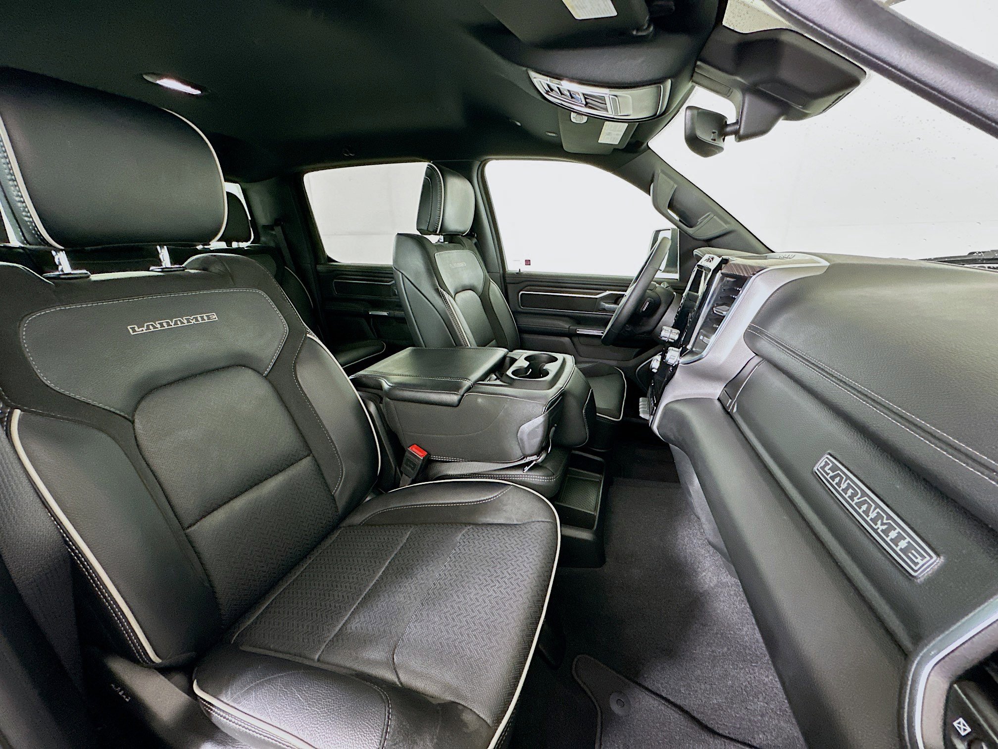 Used 2025 RAM 1500 Laramie image 32