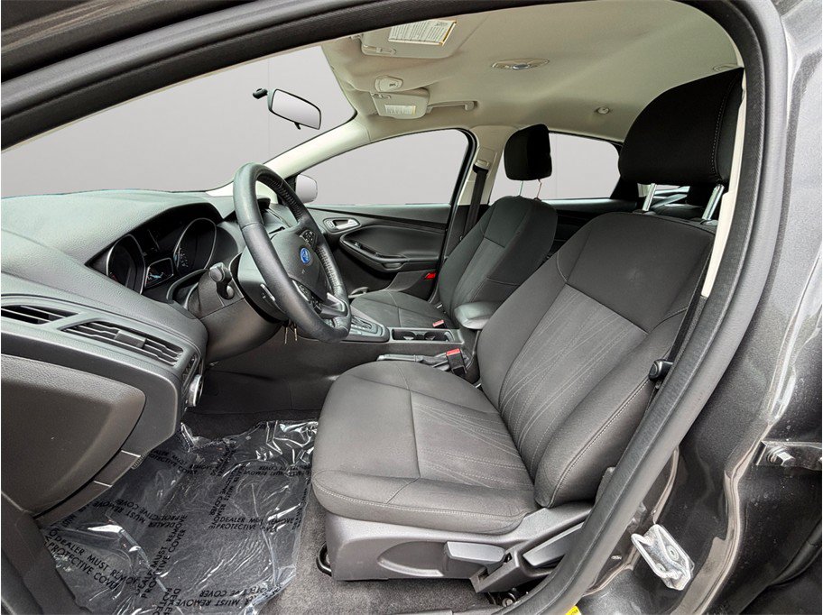 Used 2015 Ford Focus SE w/ SE Sport Package FWD image 2