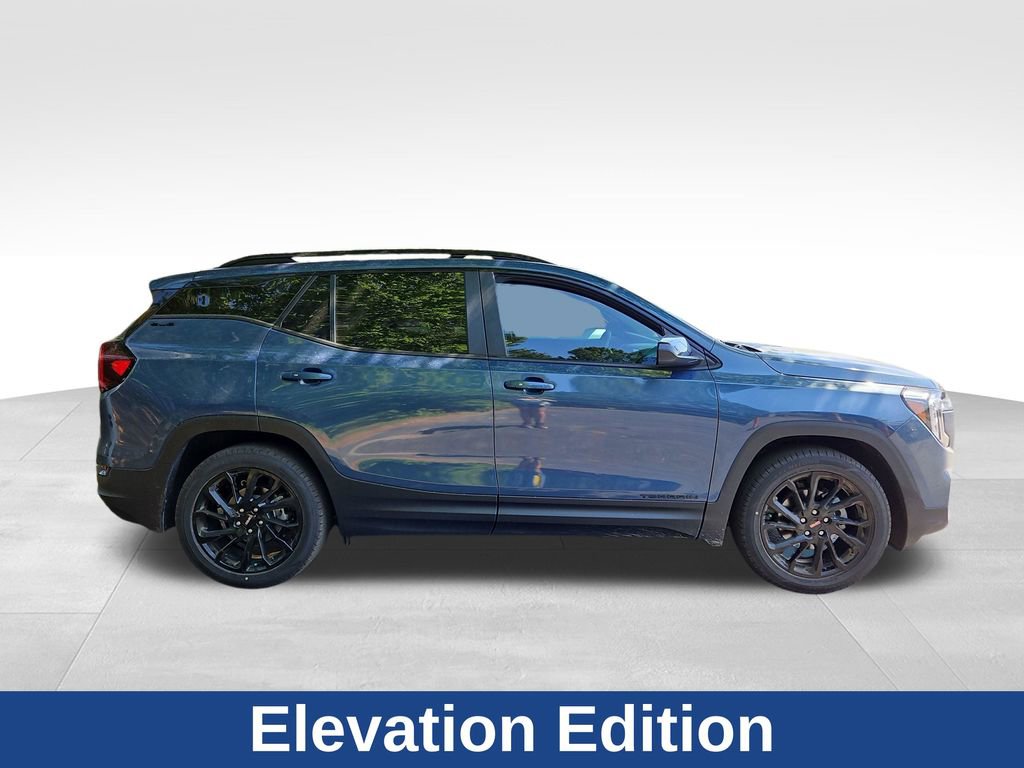 Used 2024 GMC Terrain SLE w/ Driver Convenience Package FWD image 4