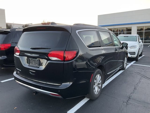 Used 2017 Chrysler Pacifica Touring-L image 6