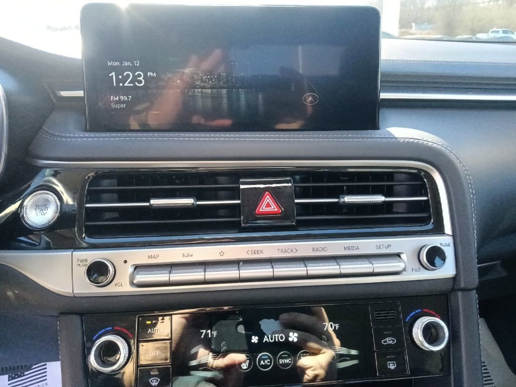 Used 2025 Genesis G70 2.5T image 21