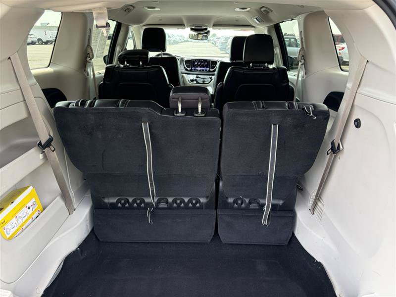 Used 2023 Chrysler Pacifica Touring-L FWD image 16