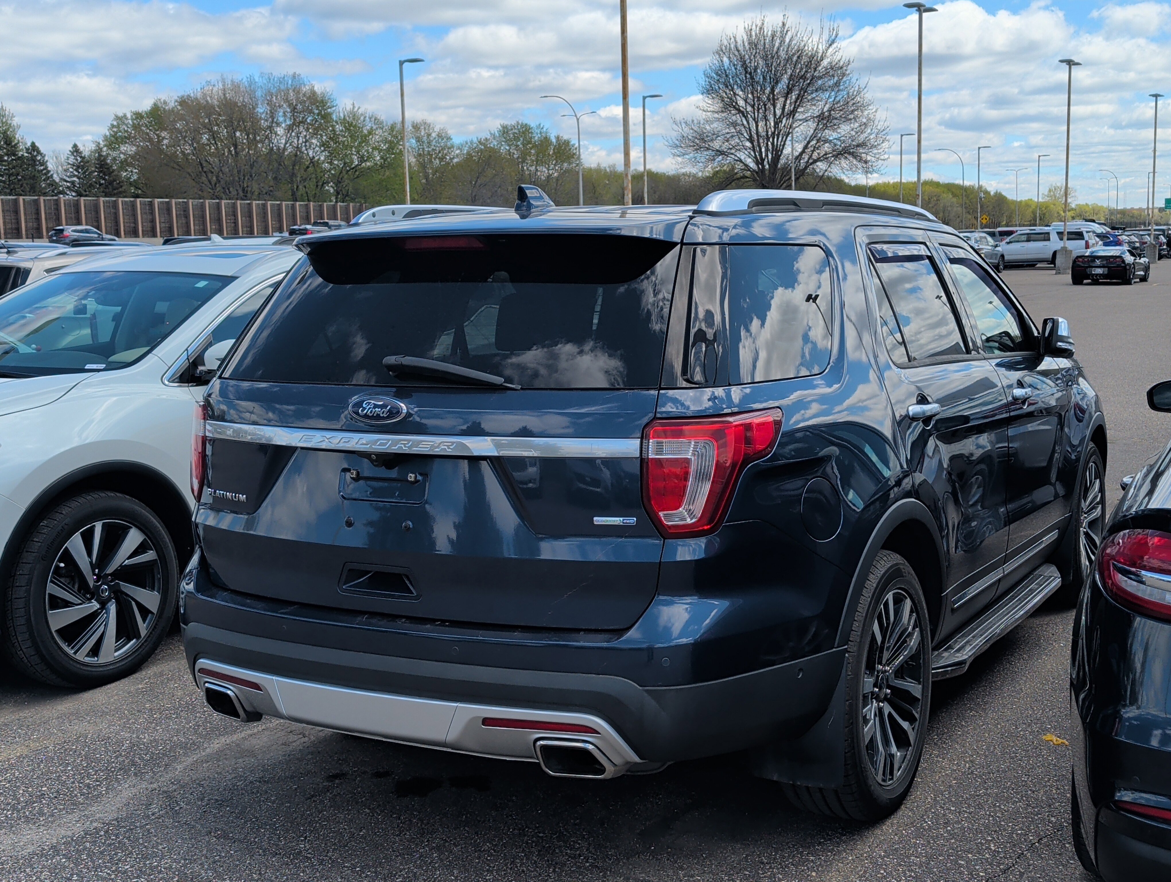 Used 2017 Ford Explorer Platinum AWD/4WD image 4