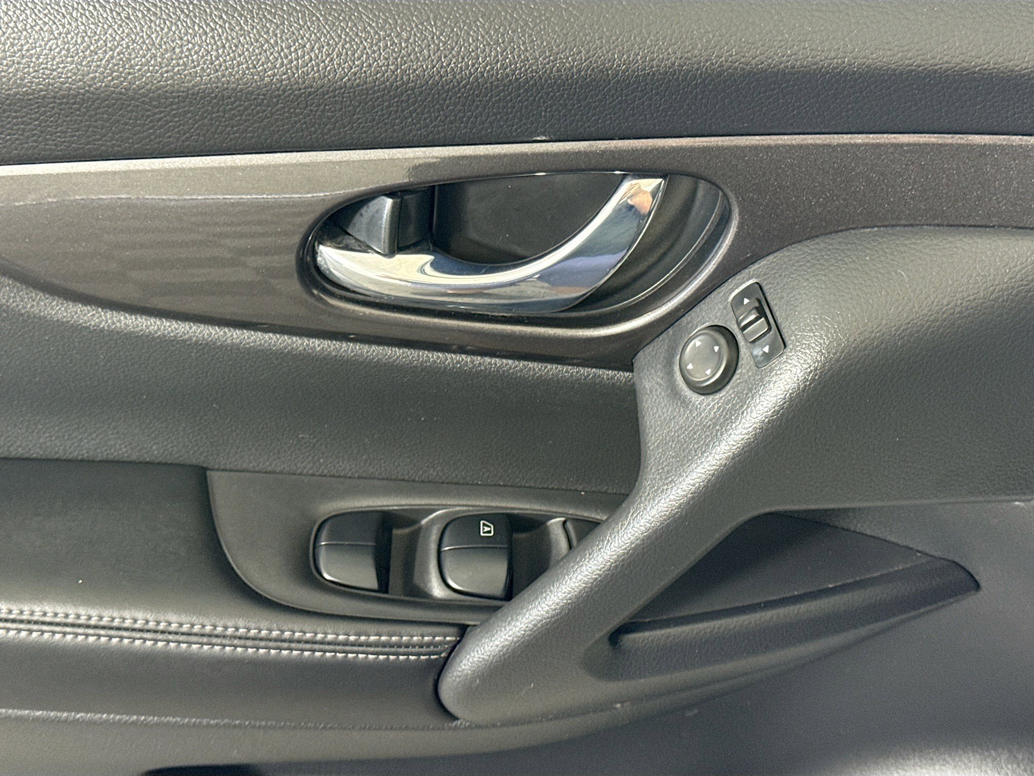 Used 2019 Nissan Rogue SV image 24