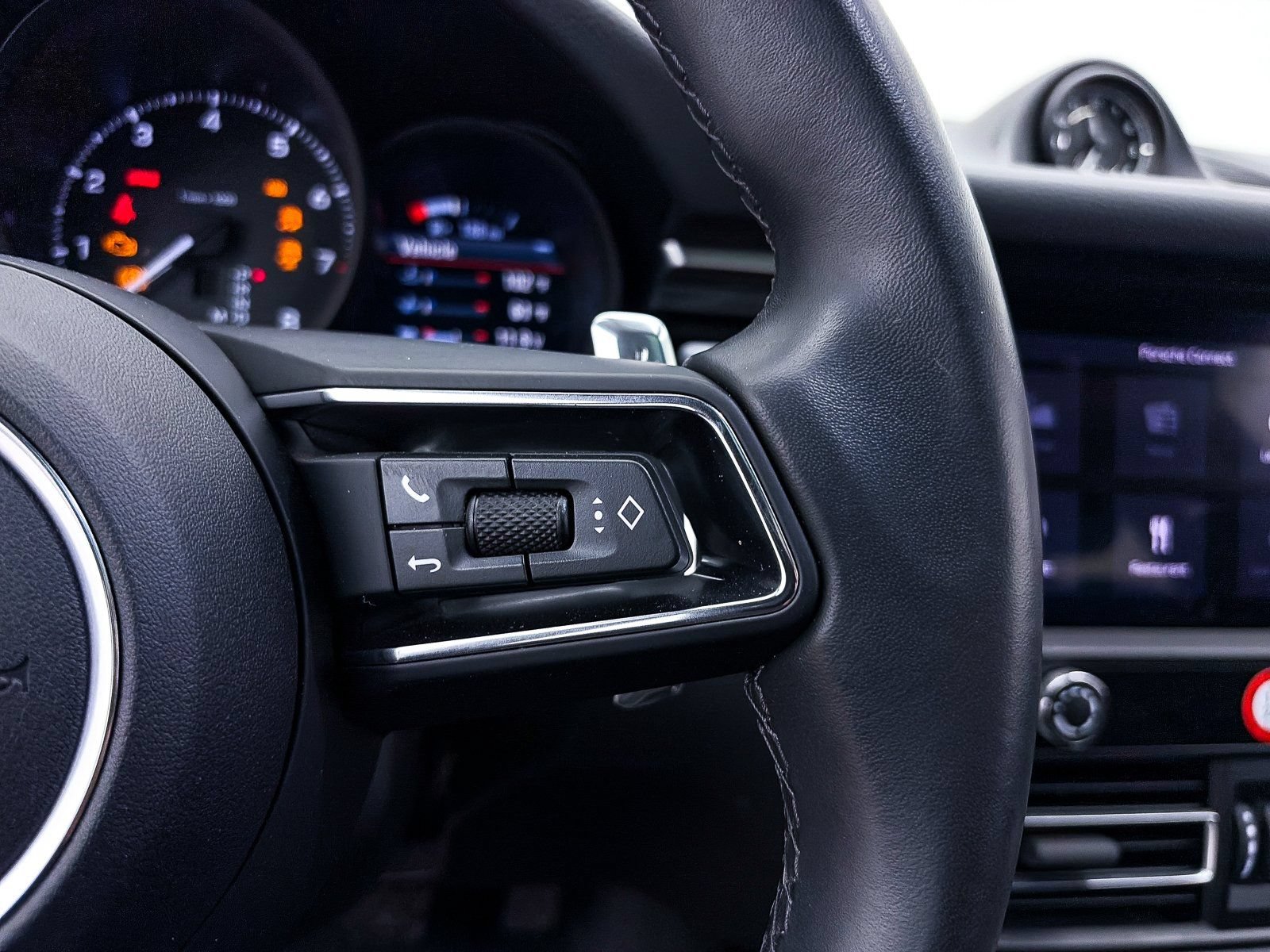 Used 2024 Porsche Macan AWD/4WD image 34