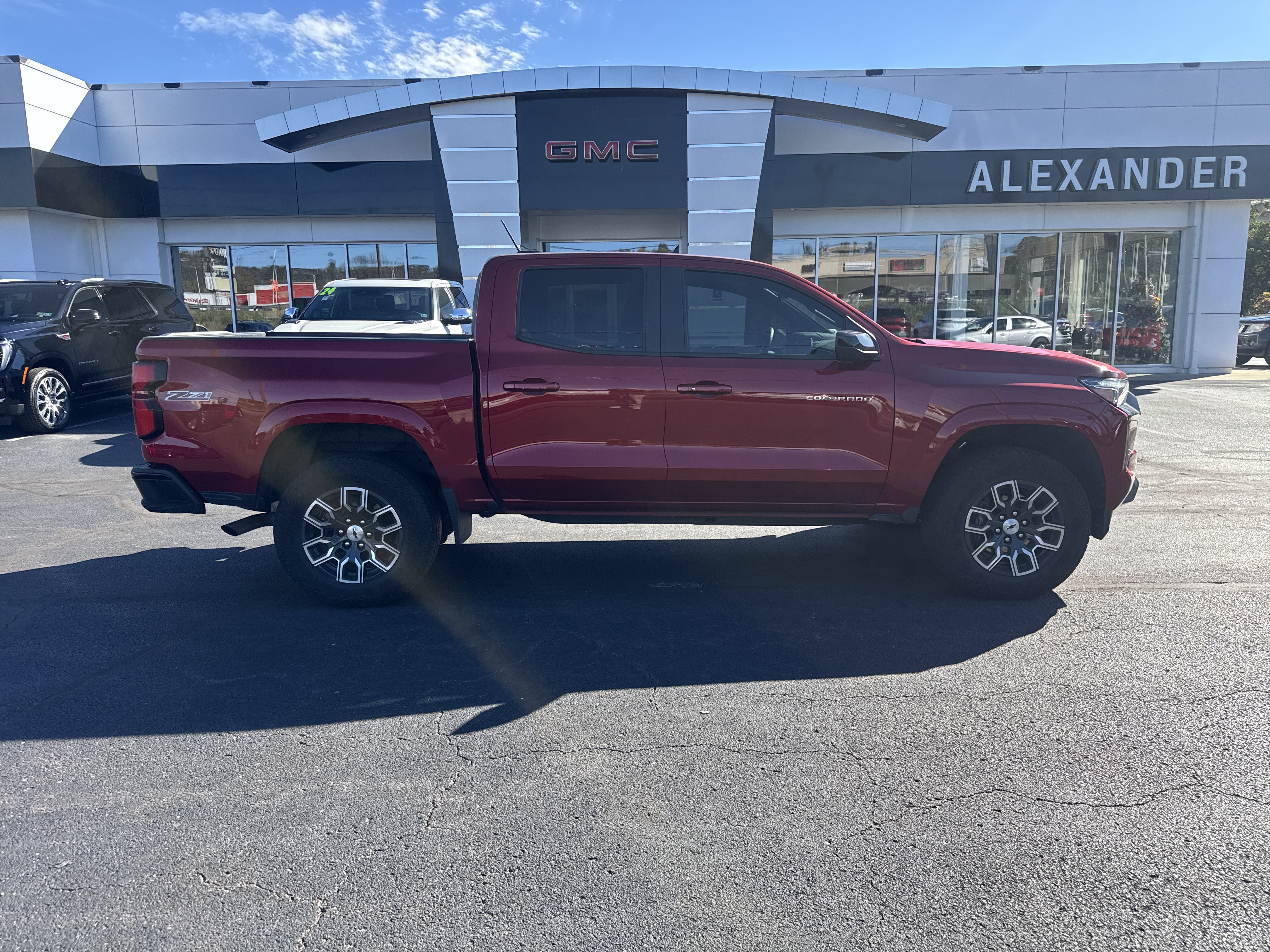 Used 2023 Chevrolet Colorado Z71 w/ Z71 Convenience Package 2 AWD/4WD image 2