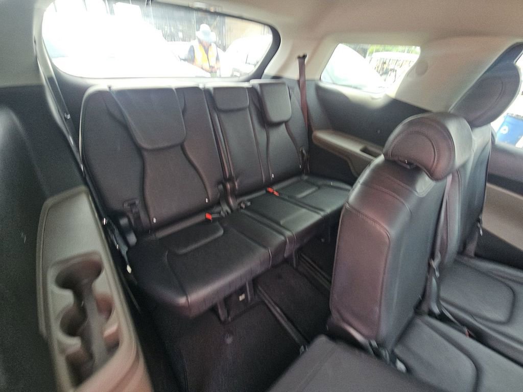 Used 2025 Kia Carnival FWD image 4