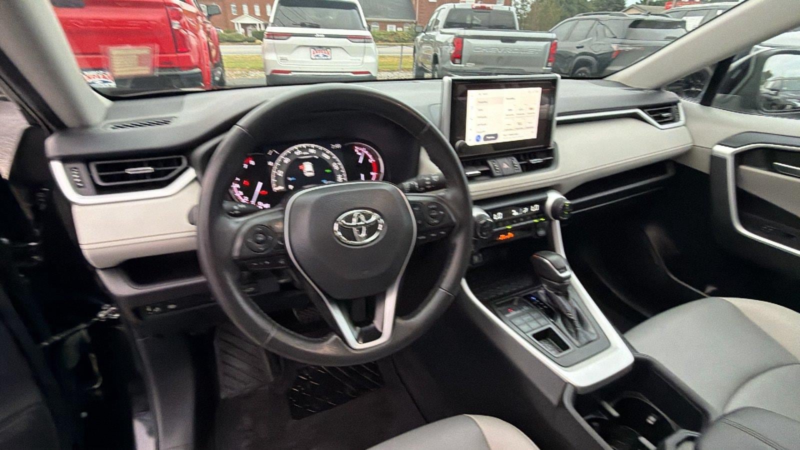 Used 2023 Toyota RAV4 XLE Premium AWD/4WD image 4