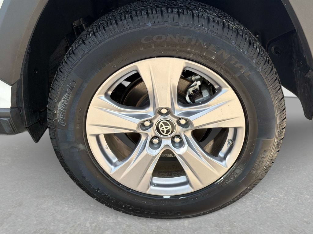 Used 2022 Toyota RAV4 LE AWD/4WD image 12