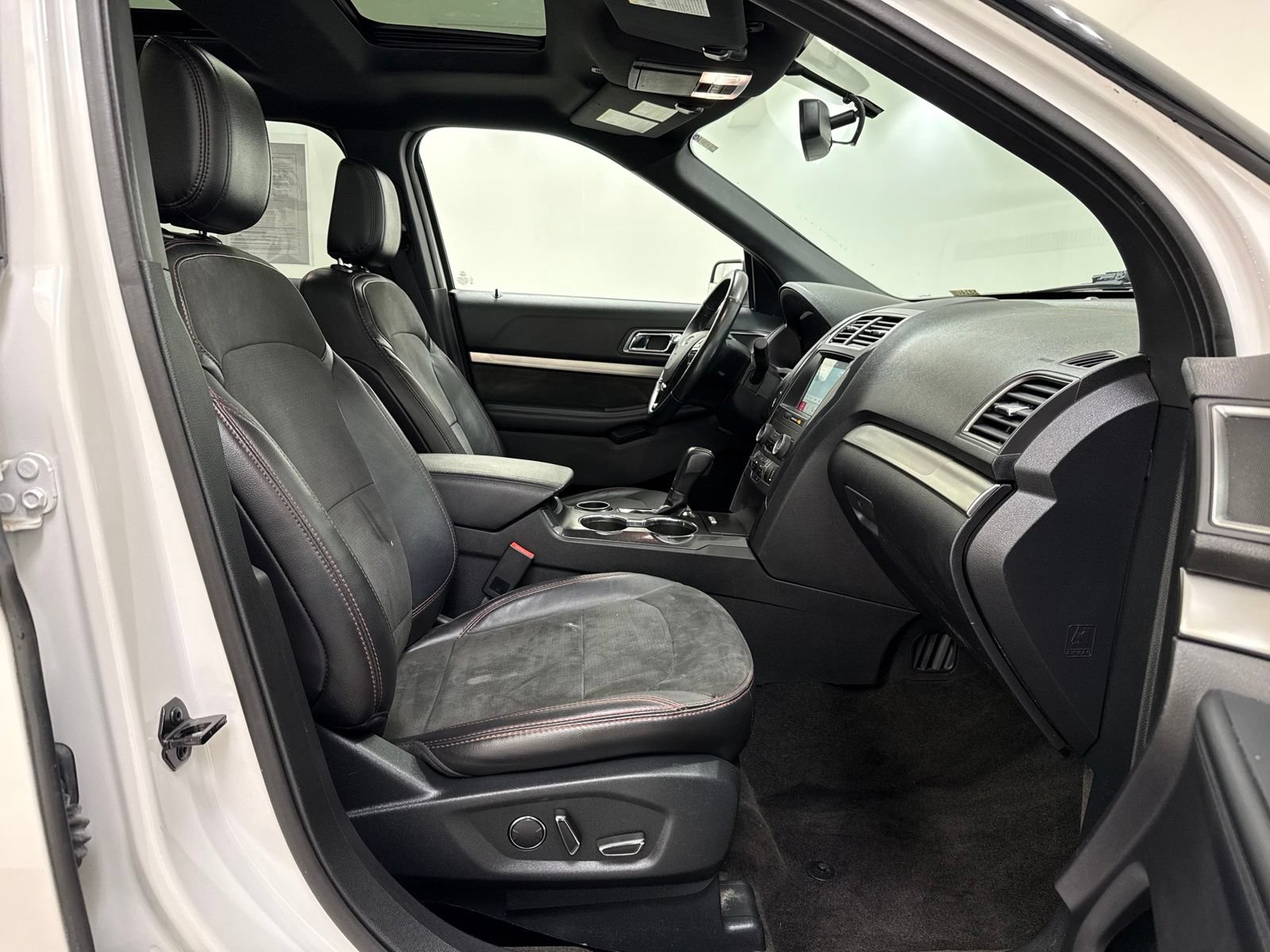 Used 2018 Ford Explorer XLT w/ Equipment Group 202A FWD image 28
