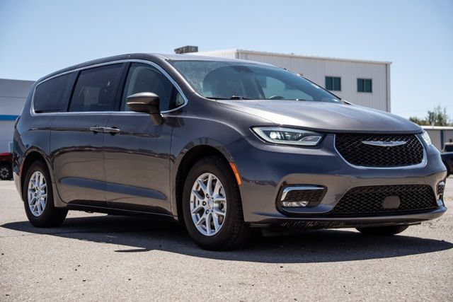 Used 2023 Chrysler Pacifica Touring-L FWD image 3