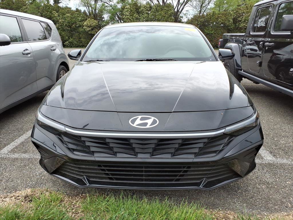 Used 2025 Hyundai Elantra SE image 3