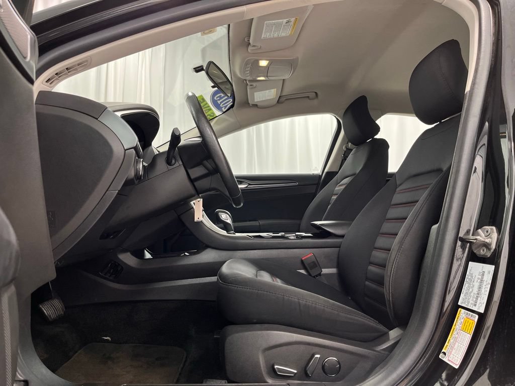 Used 2015 Ford Fusion SE w/ Equipment Group 201A FWD image 3