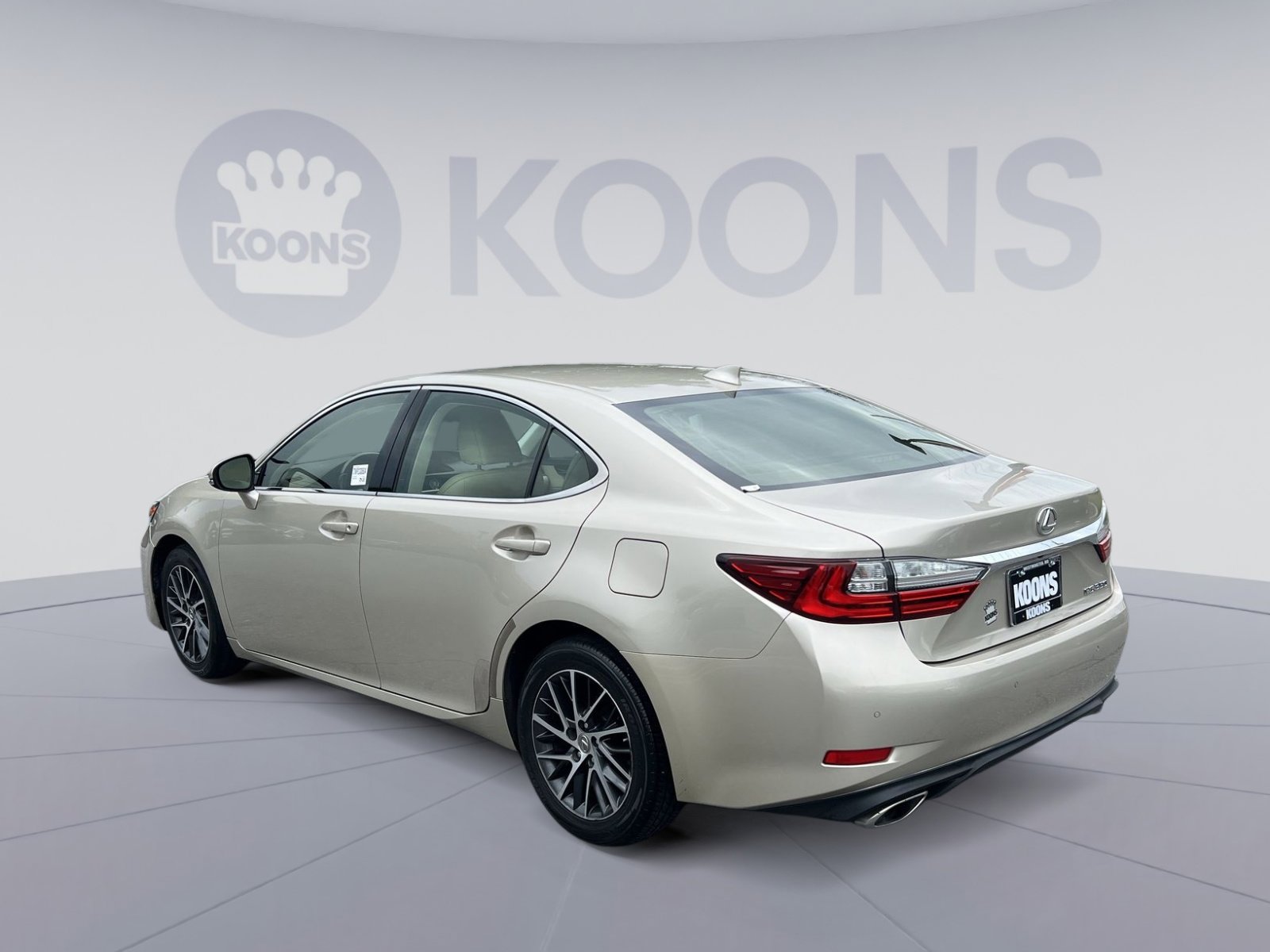 Used 2017 Lexus ES 350 w/ Luxury Package FWD image 4