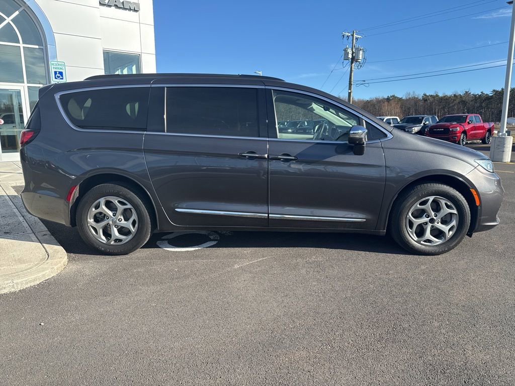 Used 2022 Chrysler Pacifica Limited w/ Uconnect Theater Family Group image 9