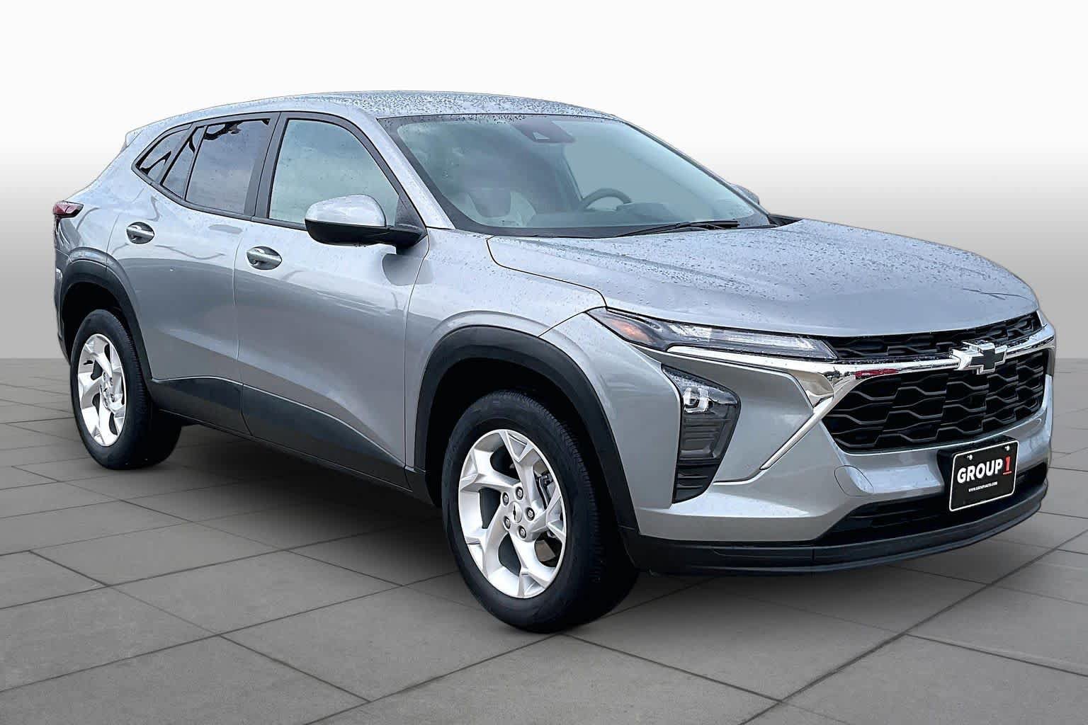 Used 2025 Chevrolet Trax LS w/ LS Convenience Package FWD image 3