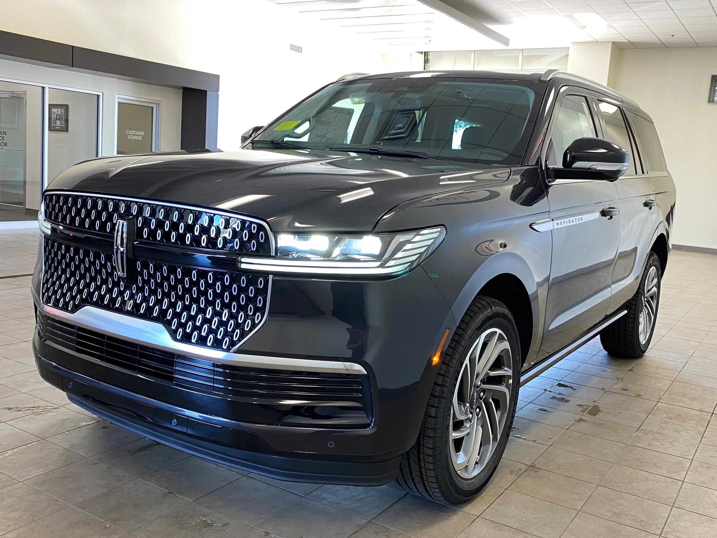New 2027 Lincoln Navigator Reserve AWD/4WD image 4