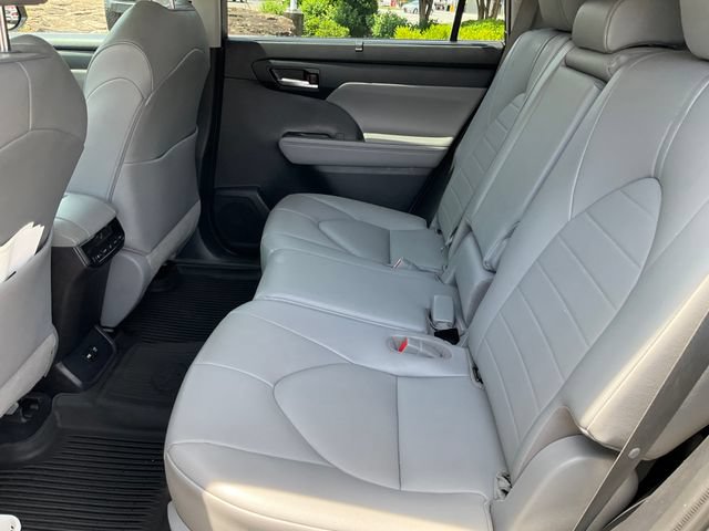 Used 2021 Toyota Highlander XLE AWD/4WD image 17