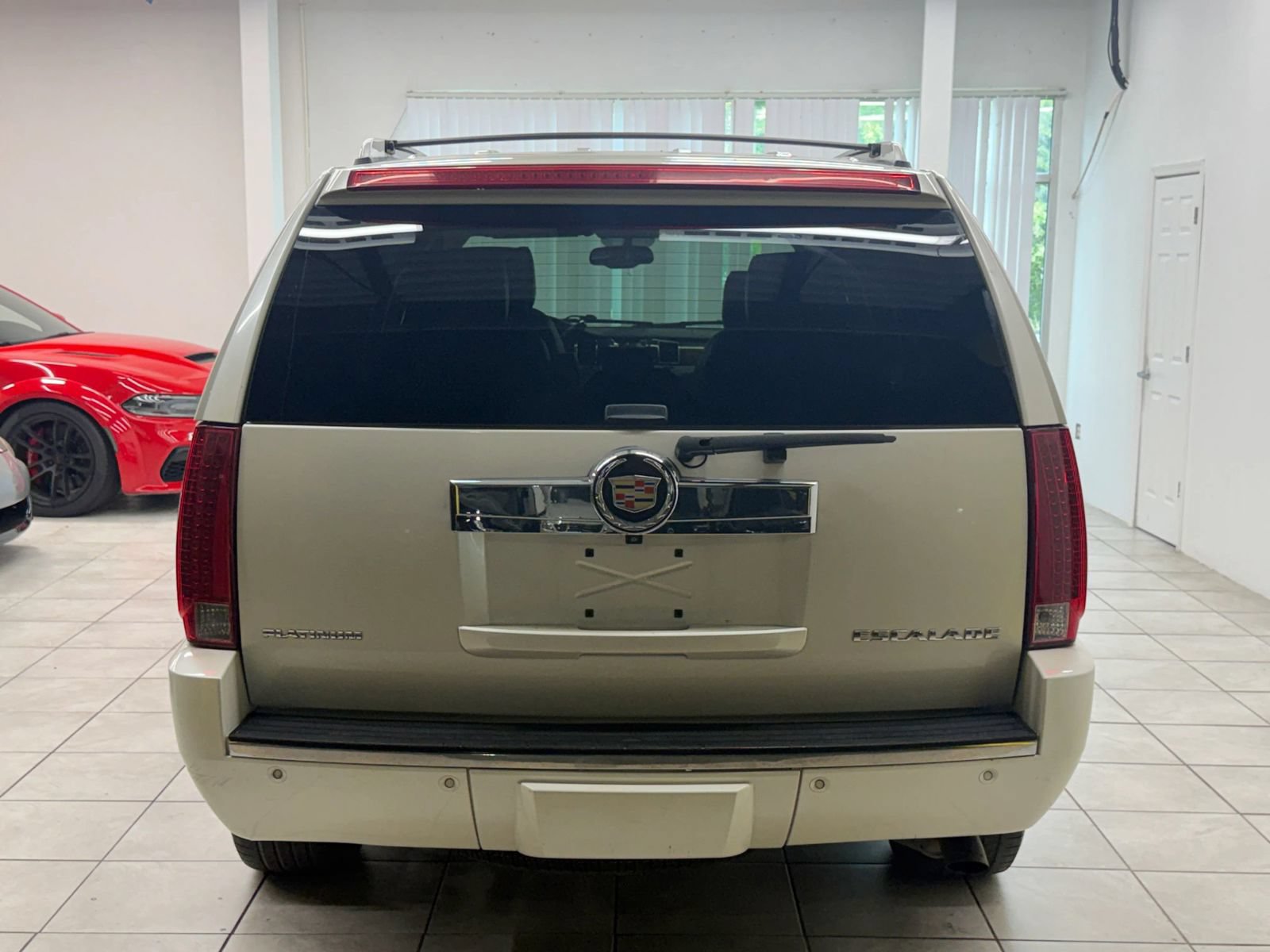 Used 2011 Cadillac Escalade Platinum AWD/4WD image 8