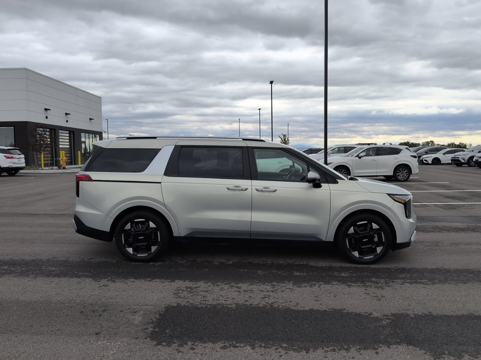 Used 2025 Kia Carnival EX FWD image 8