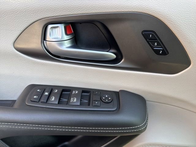 Used 2024 Chrysler Pacifica Touring-L image 6