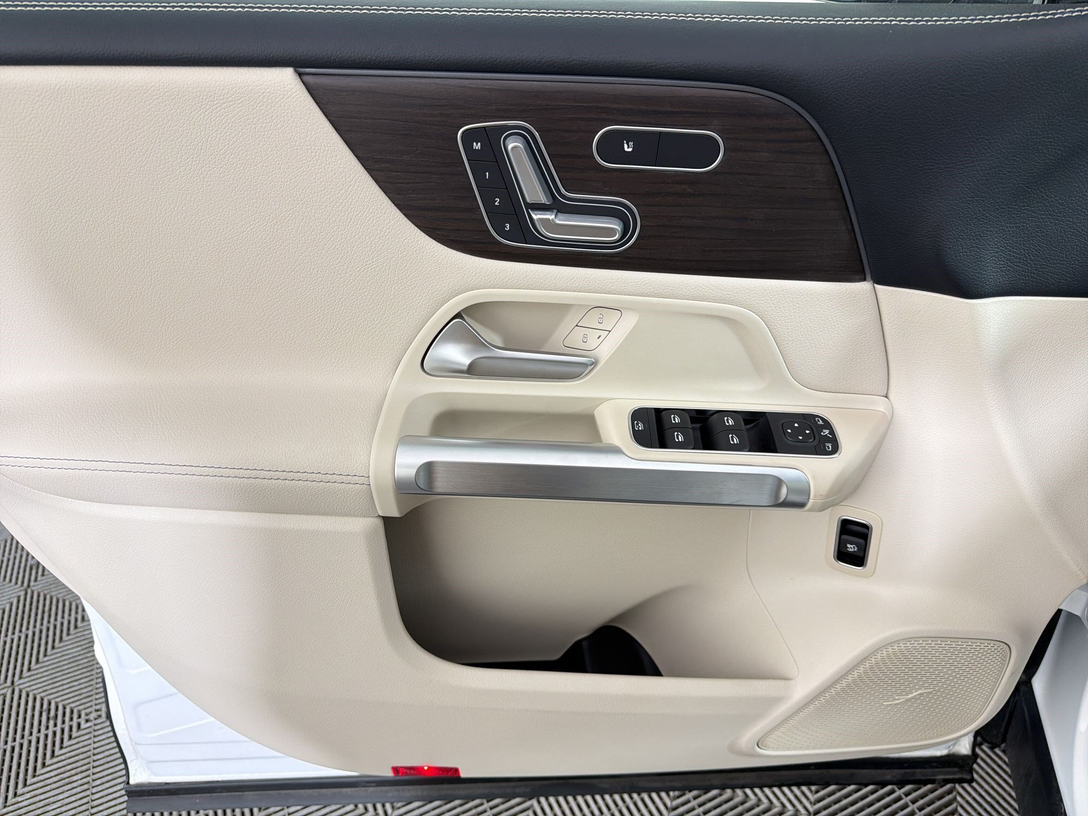 Used 2026 Mercedes-Benz GLB 250 4MATIC image 13