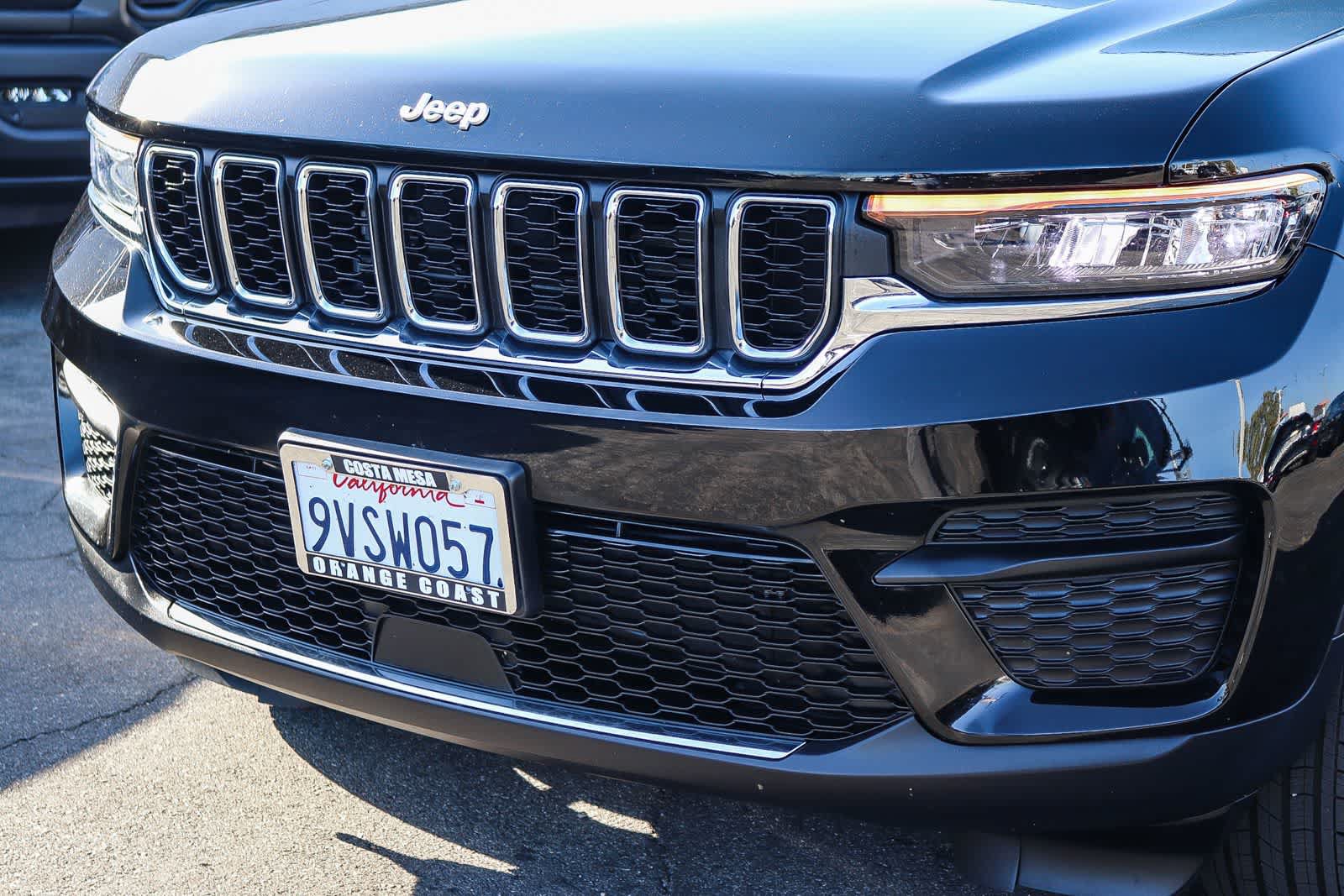 Used 2025 Jeep Grand Cherokee Laredo X RWD image 8