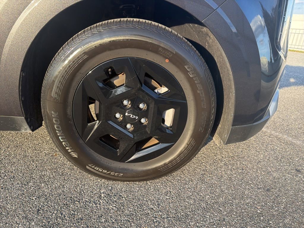 Used 2025 Kia Carnival image 4