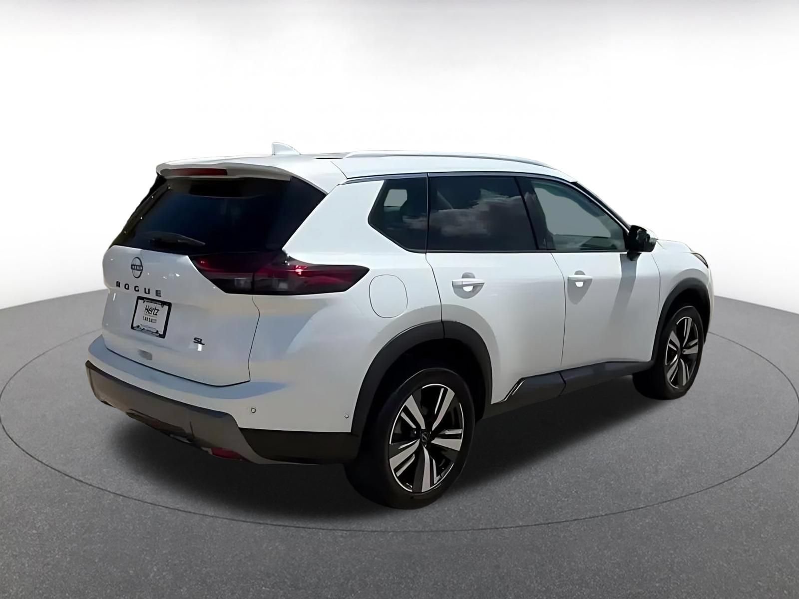 Used 2026 Nissan Rogue SL FWD image 14