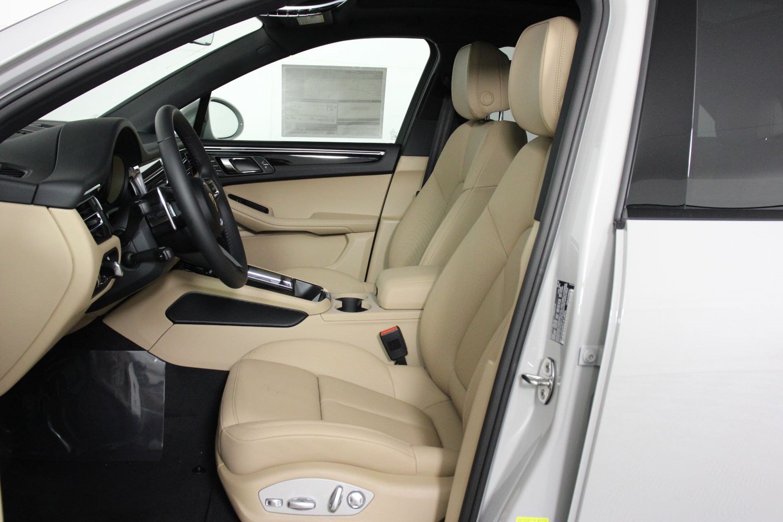 New 2026 Porsche Macan AWD/4WD image 5