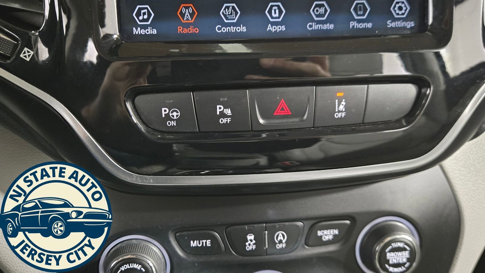 Used 2021 Jeep Cherokee Limited image 17