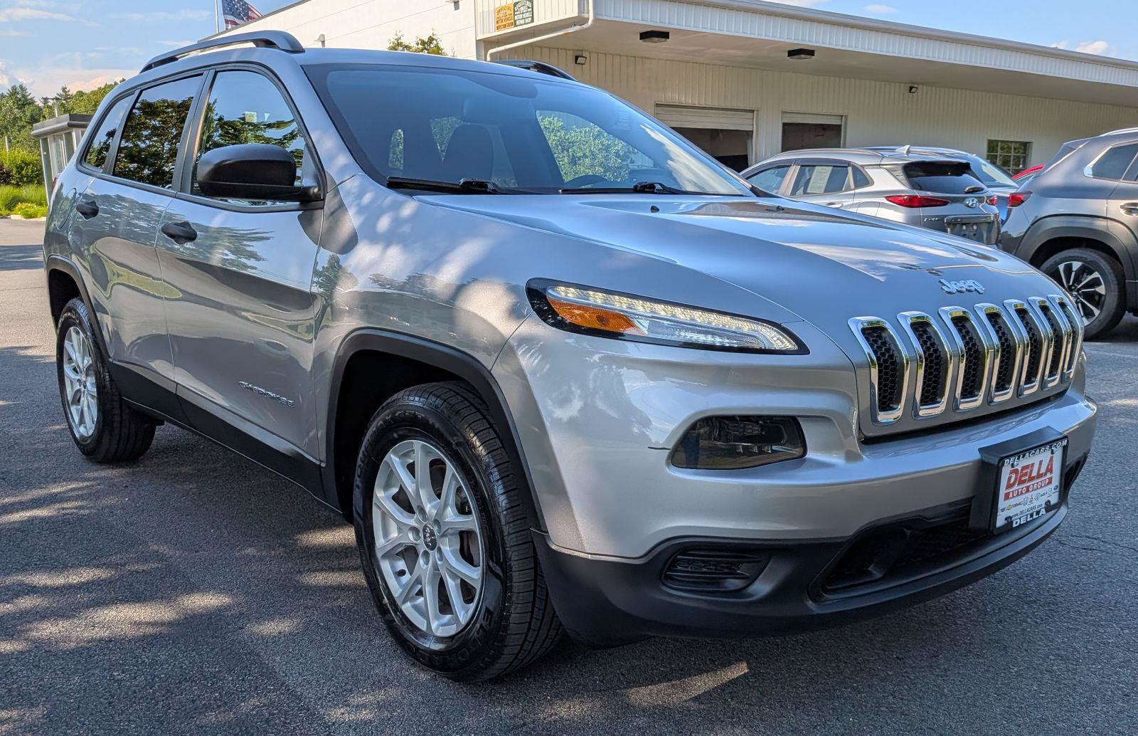 Used 2016 Jeep Cherokee Sport w/ Cold Weather Group AWD/4WD image 4