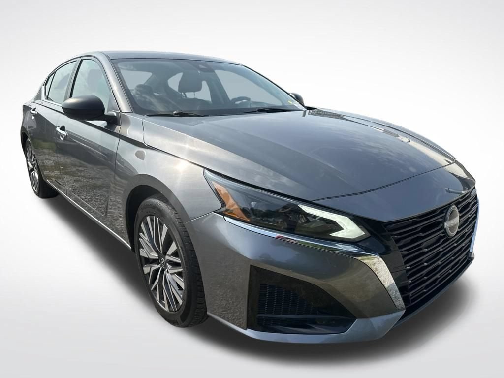 Used 2025 Nissan Altima 2.5 SV FWD image 11