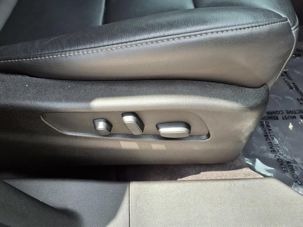 Used 2022 Cadillac XT4 Luxury w/ Cold Weather Package FWD image 10