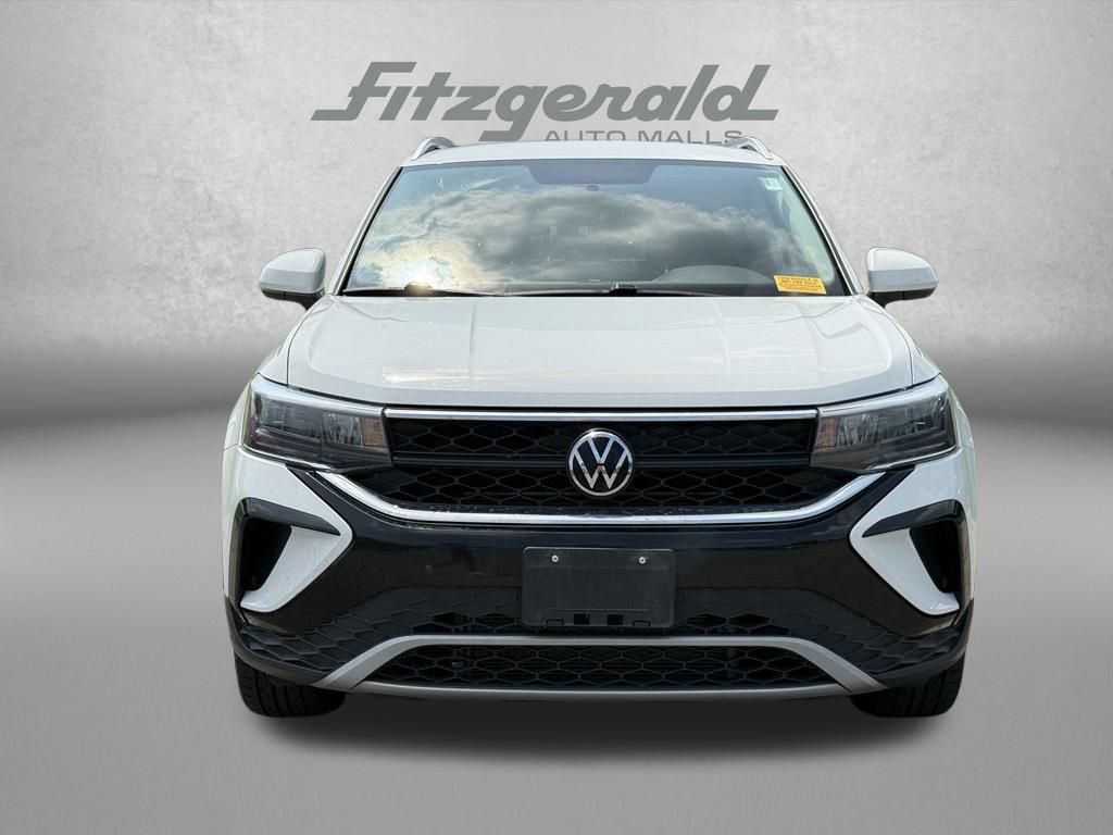 Used 2024 Volkswagen Taos SE FWD image 2