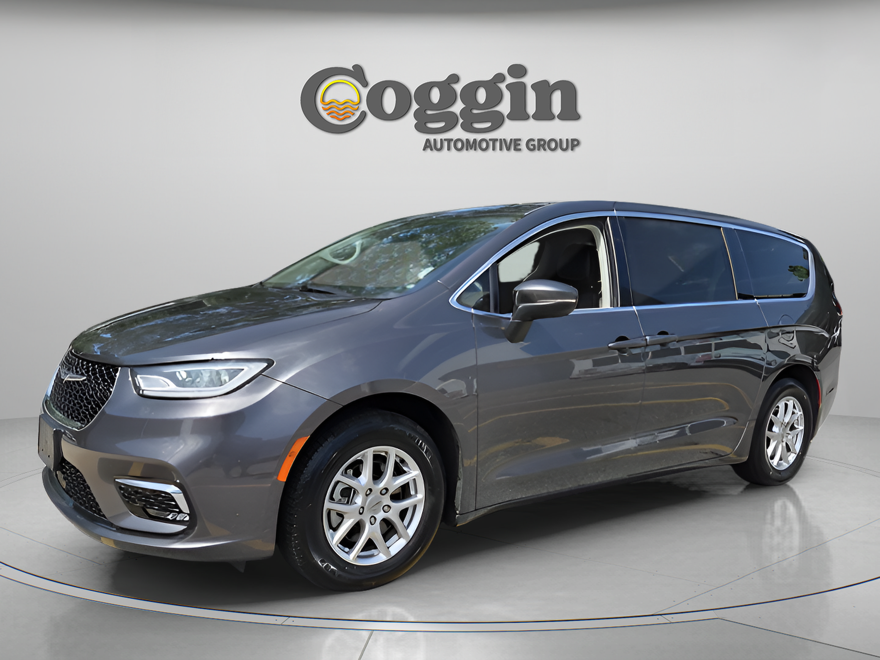 Used 2023 Chrysler Pacifica Touring-L FWD image 1